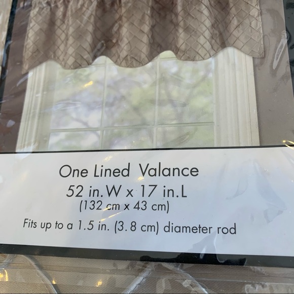 Bella Pin Tuck Diamond Window Valance in Linen - Picture 5 of 7